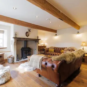 https://5-star-cottage-on-the-green-with-log-burner.yorkshirehotels.net